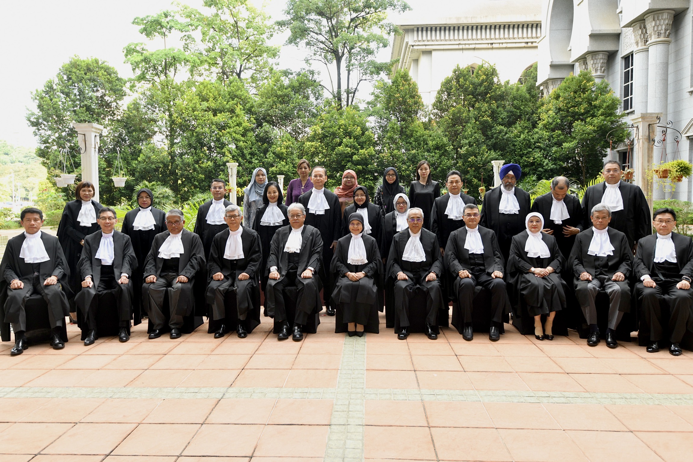 CJ Tun Tengku Maimun Tuan Mat (centre), CJ of Sabah and Sarawak Datuk Abdul Rahman Sebli (fourth from left), Court of Appeal (COA) president Tan Sri Abang Iskandar Abang Hashim (fifth from left), CJ of Malaya Datuk Mohamad Zabidin Mohd Diah (seventh from left), Federal Court judge Datuk Nordin Hassan (eight from left), with new COA and High Court judges and JCs. (Shahrill Basri/The Edge)