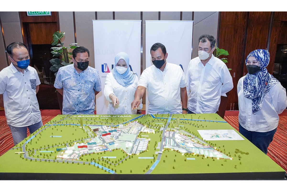 Norliza (third from left) and Mohd Salem (fourth from left) viewing the scale model of Bandar UDA Utama.