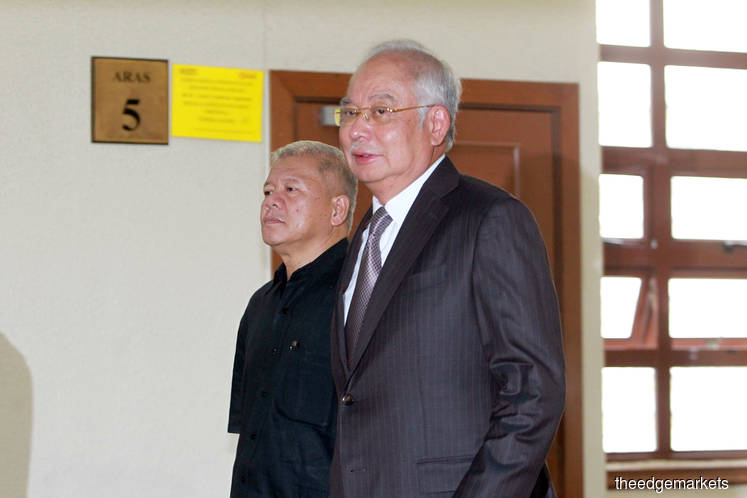Najib takes selfies as SRC trial proceeds, breaking court etiquette
