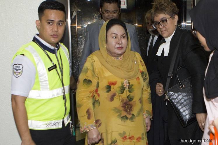 Rosmah (second from left) at the Kuala Lumpur Court Complex this morning. (Photographer: Patrick Goh/The Edge)