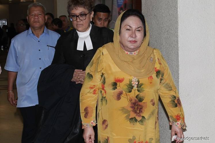 Rosmah (far right) at the Kuala Lumpur Court Complex today. (Photo by Mohd Suhaimi Mohamed Yusuf/The Edge)