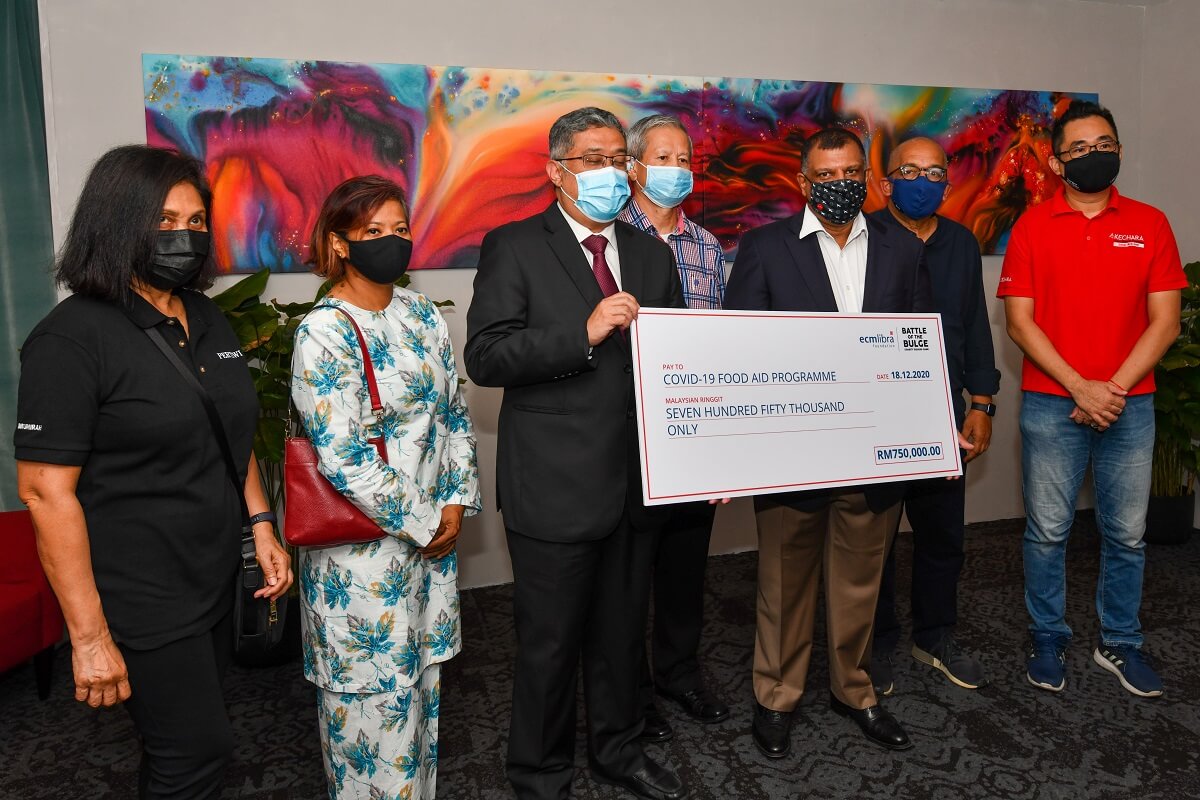 Fernandes and Kalimullah with the RM750,000 cheque and representatives of the five NGOs at the ceremony today. (Photo by Mohd Suhaimi Mohamed Yusuf/The Edge)