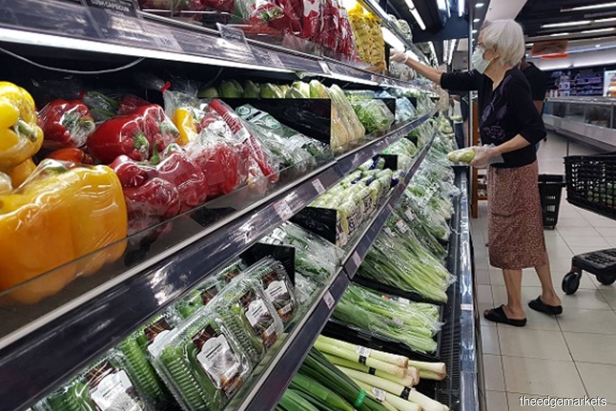 A consumer is seen shopping at a hypermarket in Klang Valley on Thursday May 27, 2021. (Photo by Suhaimi Yusuf/The Edge filepix)