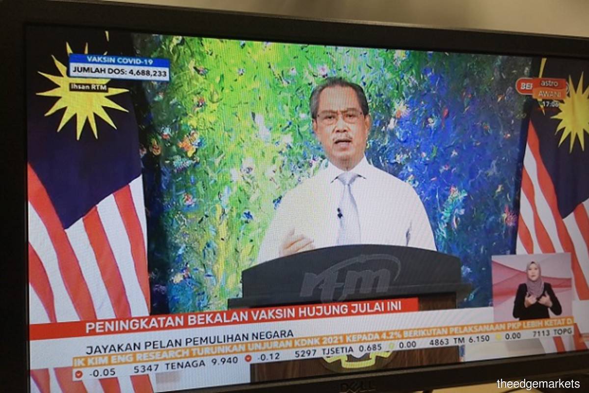 Muhyiddin hails daily 300,000-dose milestone, says vaccination efforts on track