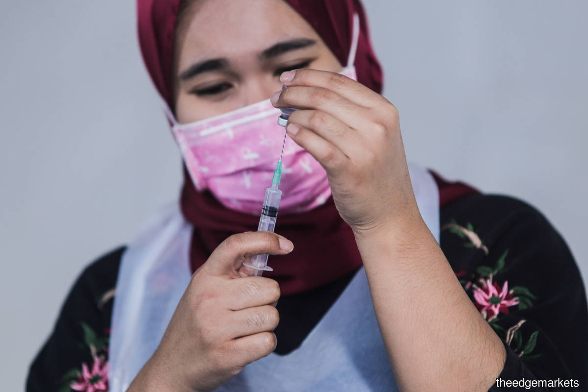 To date, a total of 4.14 million individuals in the Klang Valley have received at least the first dose, of whom 1.33 million have received two doses of the vaccine. This means that 15.8% of the population in Selangor, Kuala Lumpur and Putrajaya are now fully inoculated. (Photo by Zahid Izzani/The Edge)