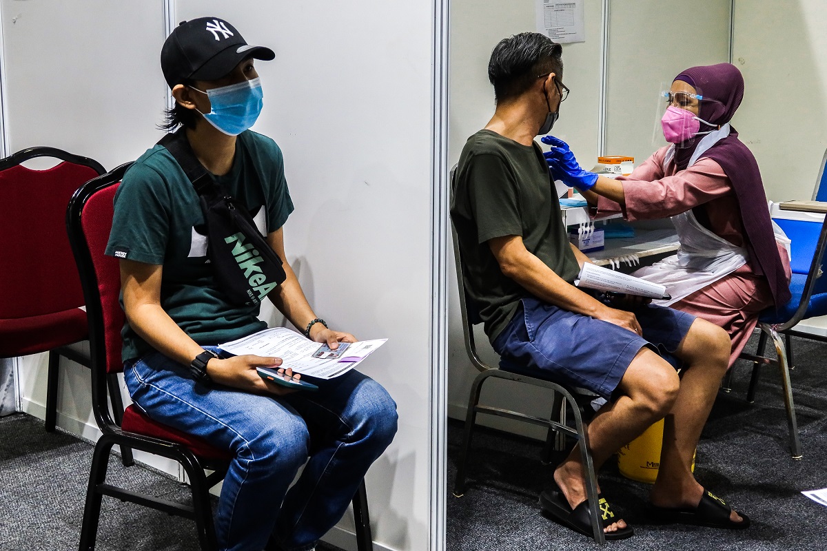 Of the 441,100 vaccine doses administered yesterday, the daily figure comprised 137,555 first-dose recipients and 303,545 second-dose recipients. (Photo by Zahid Izzani Mohd Said/The Edge)