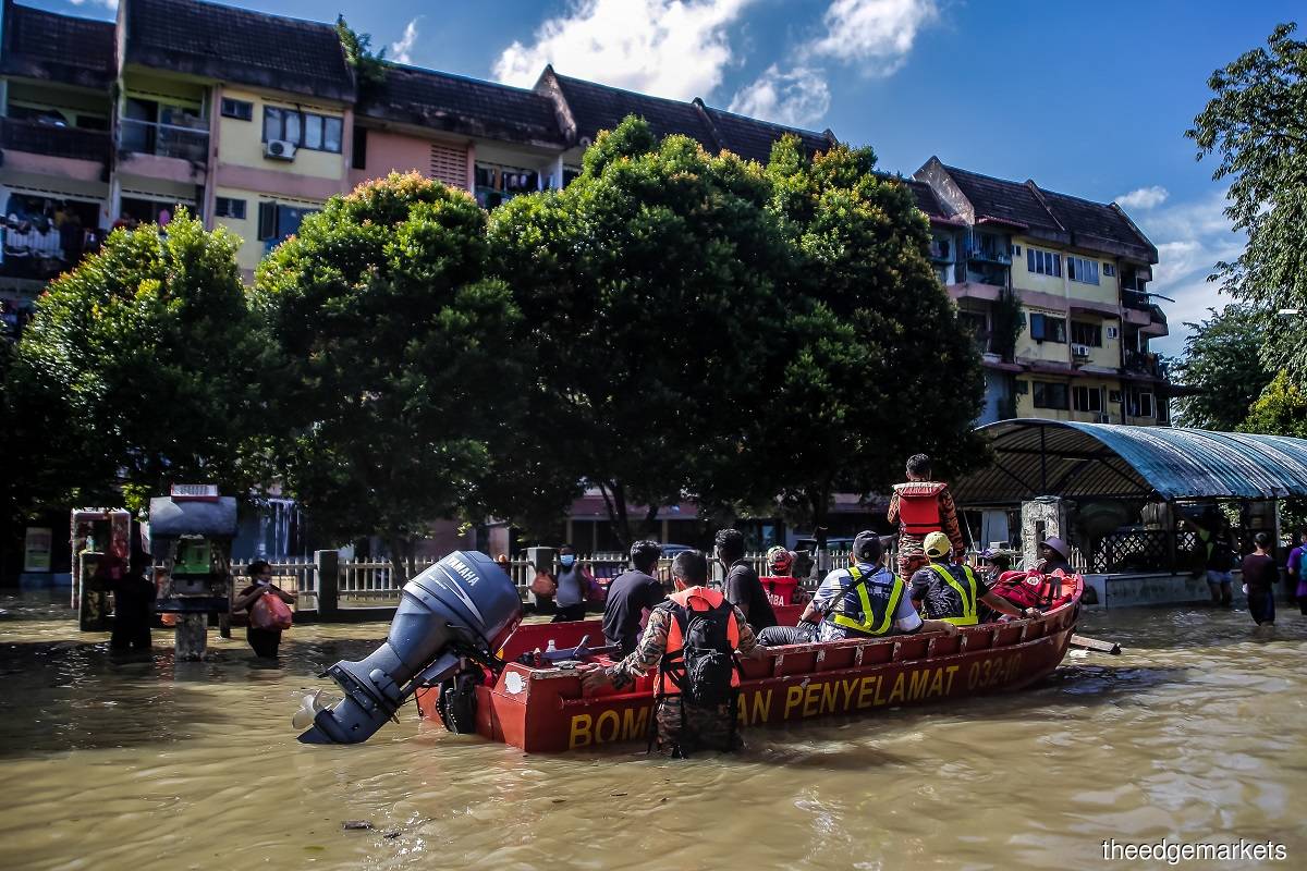 The flash flood at Taman Sri Muda, Shah Alam on Dec 21, 2021 (Photo by Zahid Izzani Mohd Said/The Edge)