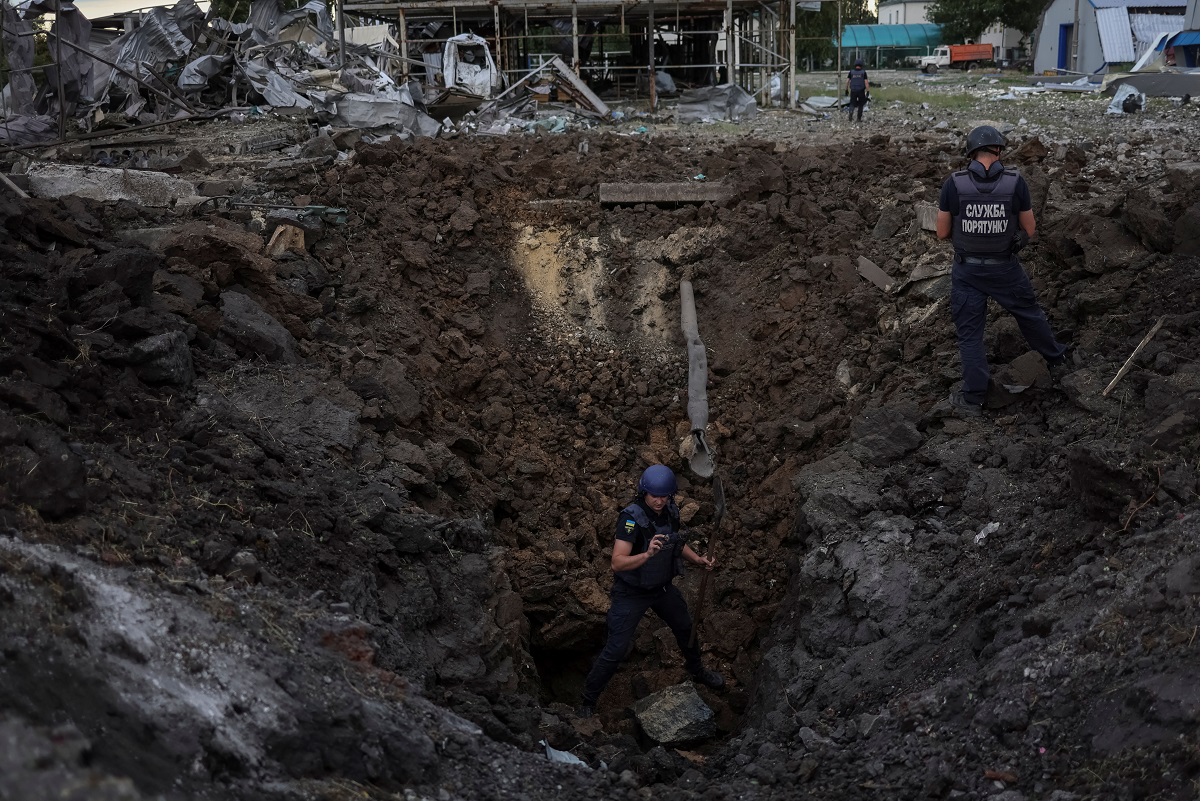 Experts work in a crater after a Russian missile strike, amid Russia's invasion on Ukraine, in the town of Pokrovsk, in Donetsk region, Ukraine June 15, 2022. (Photo by Reuters)