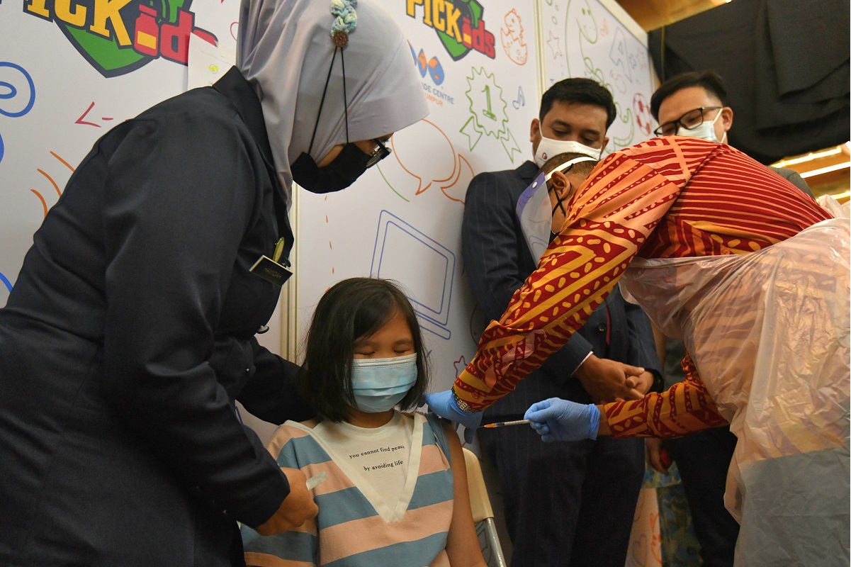 A total of 33,034 doses of the Covid-19 vaccine were administered on Friday (March 25). (Photo by Mohd Suhaimi Mohamed Yusuf/The Edge)