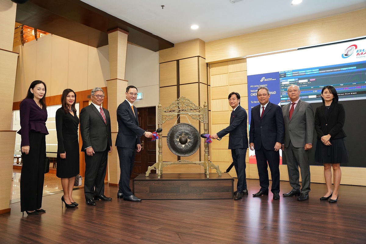 (From left) Cnergenz independent non-executive director Yeat Soo Ching and independent non-executive director Alwizah Al-Yafii Ahmad Kamal, UOB Kay Hian Securities (M) Sdn Bhd CEO David Lim, Lye, chief operating officer and executive director Kong Chia Liang, Azman, chief corporate officer and executive director Lye Thim Loong, and independent non-executive director Ooi Ley Ching at the listing ceremony of Cnergenz on the ACE Market of Bursa in Kuala Lumpur on Tuesday morning (May 24).