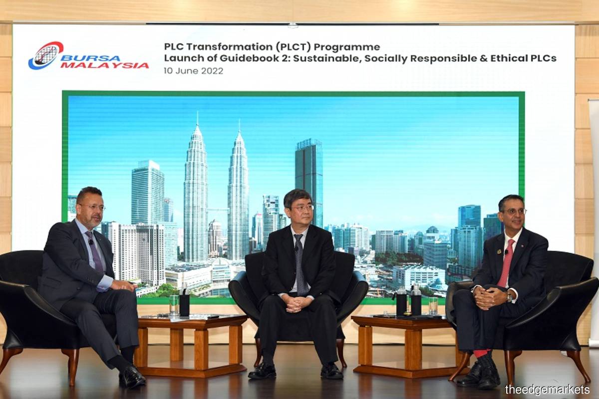Datuk Muhammad Umar Swift; Ong Pang Yen, Executive Director of Chairman's Office, Sunway Group; and Gurdip Singh Sidhu, Group Chief People Officer and Group Chief Sustainability Officer, CIMB Group, at the launch of the PLC Transformation Guidebook 2 entitled “Sustainable, Socially Responsible and Ethical PLCs” on Friday, June 10, 2022. (Photo by Low Yen Yeing/The Edge)
