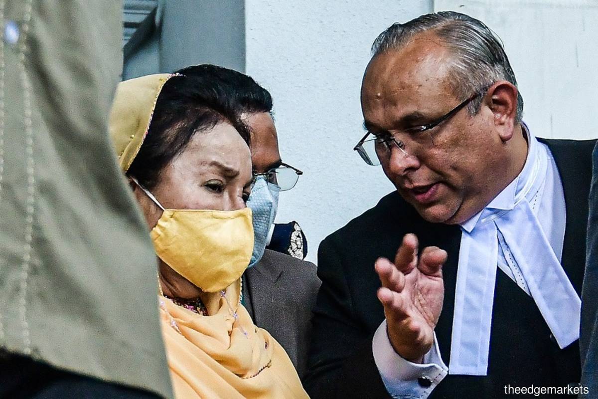 Datin Seri Rosmah Mansor seen discussing with her counsel outside the High Court, at the Kuala Lumpur Court Complex on Thursday, Sept 1, 2022. The former PM's wife has been sentenced to 10 years' jail and fined a whopping RM970 million, the largest amount imposed by the High Court for a graft case. (Photo by Zahid Izzani Mohd Said/The Edge)