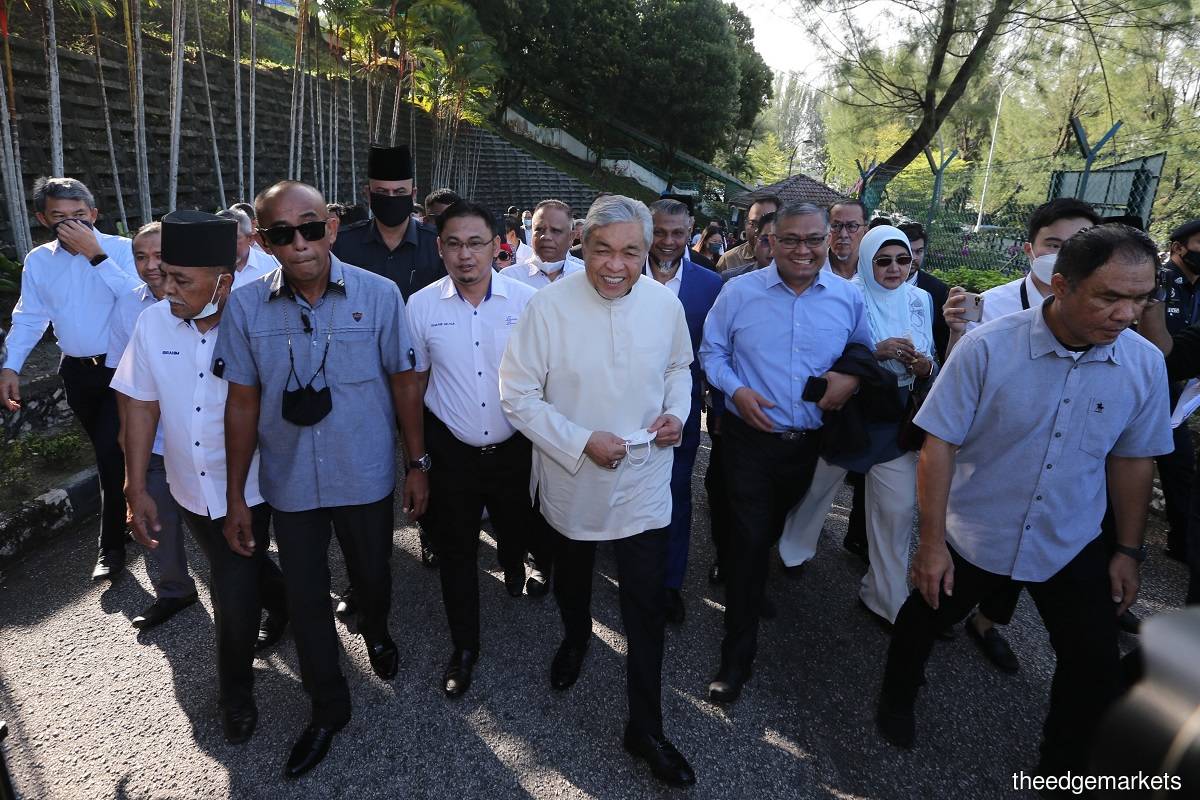 Earlier, Yazid had acquitted Zahid (centre) of all 40 graft charges either under Section 16(a)(B) of the Malaysian Anti-Corruption Commission Act or Section 165 of the Penal Code. (Photo by Suhaimi Yusuf/The Edge)