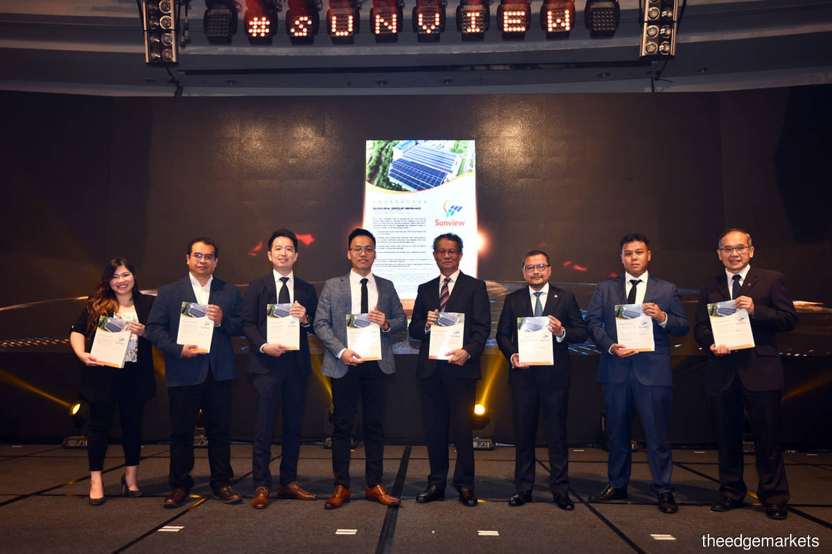 (From left): Sunview chief financial officer Tracey Ooi Yoong Shan, Sunview directors Amin Ashari Shafie and Chow Kian Hung, Sunview CEO Ong Hang Ping, Sunview chairman Zulkifly Zakaria, Alliance Islamic Bank CEO Rizal Il-Ehzan Fadil Azim, Sunview director Khoo Kah Kheng, and Alliance Islamic Bank head of corporate finance and senior vice president Tee Kok Wah (Photo by Shahrin Yahya/The Edge)