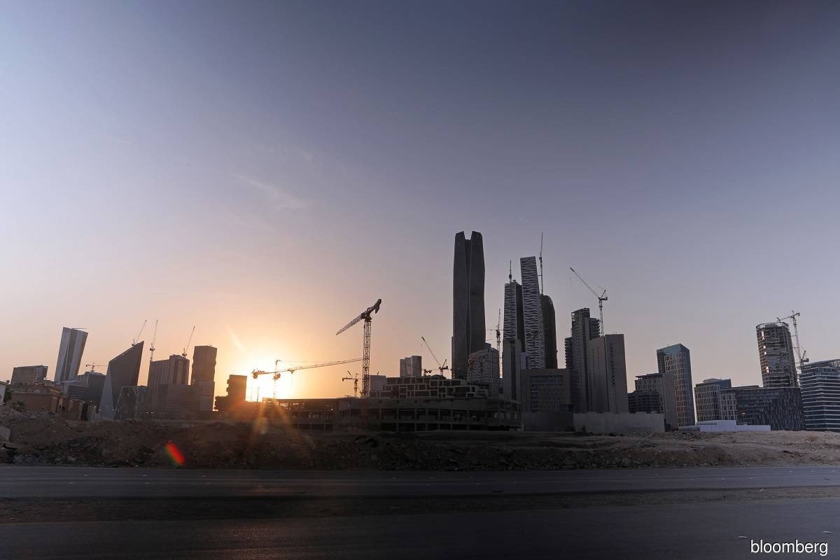 Saudi wealth fund mandates banks for debut dollar green bond — sources
