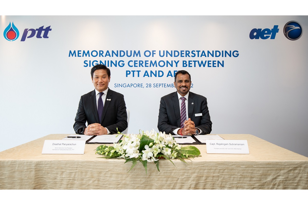 AET president and chief executive officer Capt Rajalingam Subramaniam (right) and PTT international trading business unit senior executive vice president Disathat Panyarachun (left) at a memorandum of understanding signing ceremony held on Sept 28, 2022.