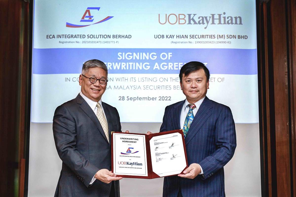 ECA Integrated Solution Bhd executive director cum chief executive officer Ooi Chin Siew (right) and UOB Kay Hian Securities (M) Sdn Bhd managing director David Lim Meng Hoe (left) at an underwriting agreement signing ceremony held on Sept 28, 2022.