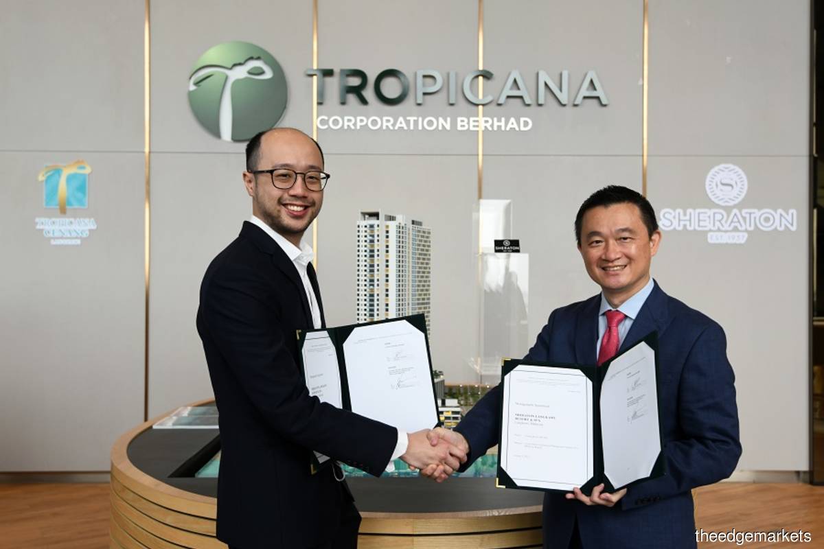 Tan (left) and Kevin Chen, Senior Vice-President (VP) of Asia-Pacific Hotel Development, Marriott International, at the signing ceremony in Petaling Jaya on Thursday, Oct 6, 2022. (Photo by Mohd Izwan Mohd Nazam/The Edge)