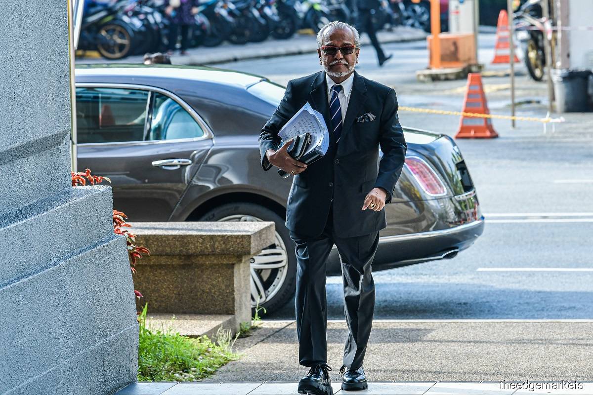 Mohamed Shafee Abdullah, right, lawyer of former Prime Minister