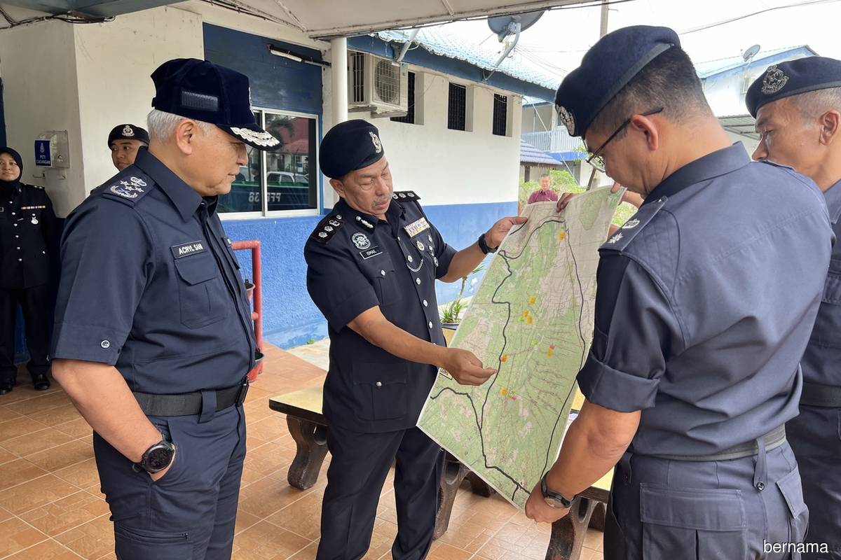 Inspector General of Police Tan Sri Acryl Sani Abdullah Sani (left) looking at a map in relation to flooded areas involving Sri Medan and Yong Peng in Batu Pahat, Johor on Sunday (Jan 29).