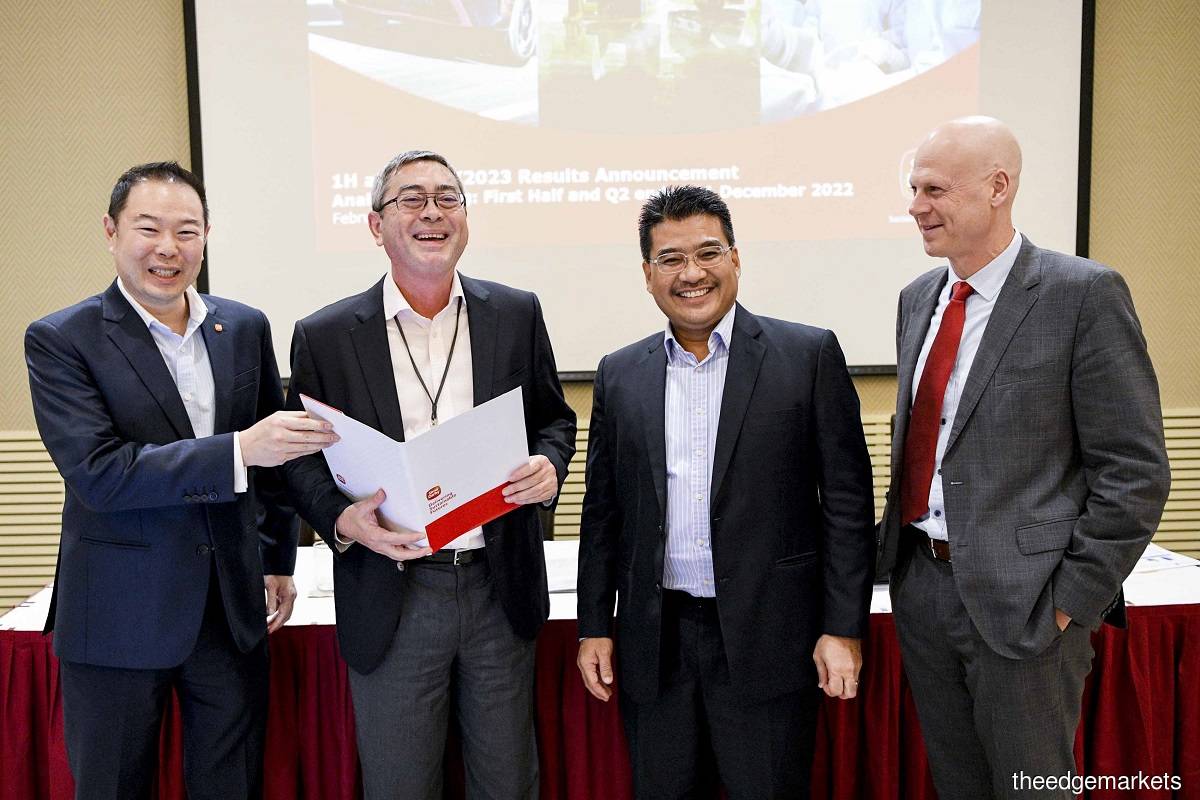 森那美集团策略总监Datuk Thomas Leong（左起）、集团总执行长Datuk Jeffri Salim Davidson、集团财务总监Mustamir Muhamad及汽车业务董事经理Andrew Basham。（摄影：Shahrill Basri/The Edge）