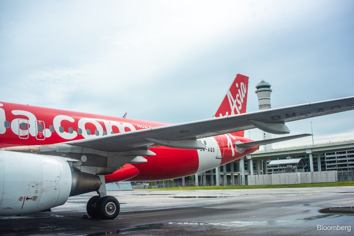 No jet-fuel hedge makes AirAsia worst-performing airline stock