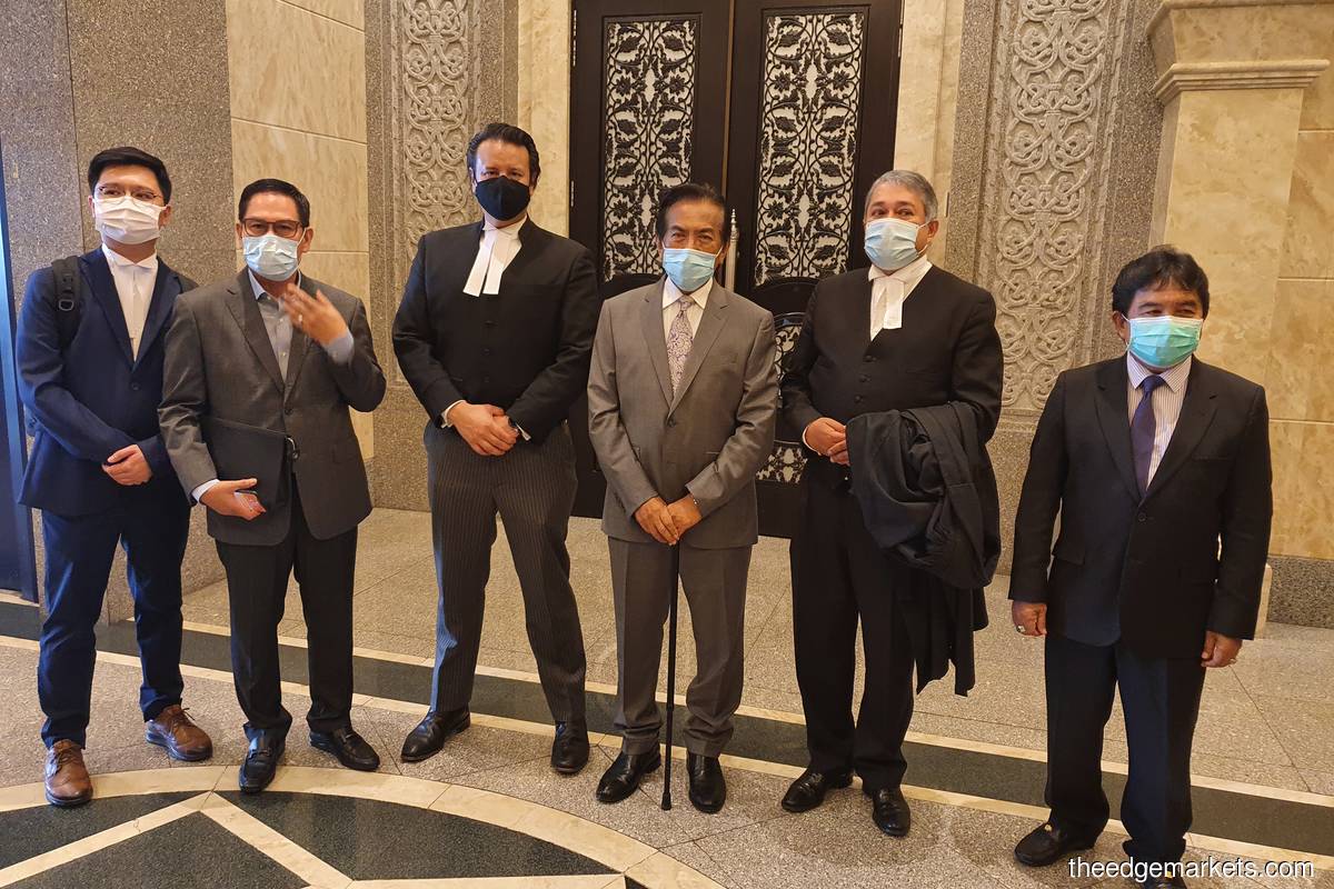 Musa Aman (fourth from left) with his lawyers Tengku Fuad Tengku Ahmad (third from left) and Datuk Firoz Hussein Ahmad Jamaluddin (second right). (Photo by Hafiz Yatim/The Edge)