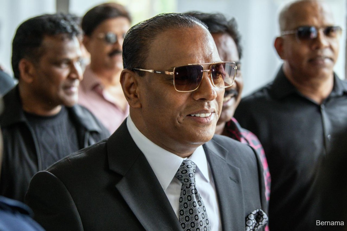 Saravanan, family arrive at MACC to receive asset declaration notices