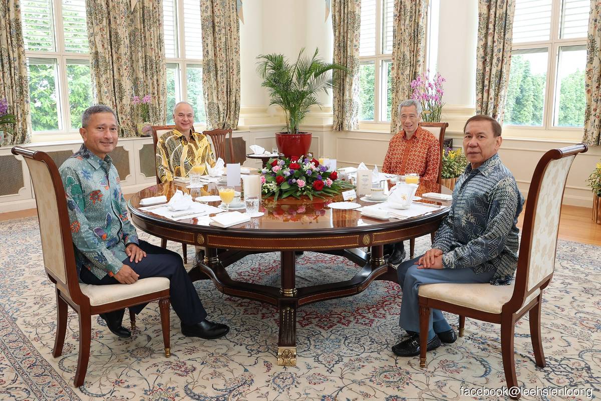 (From left) Vivian, Sultan Nazrin Shah, Lee and Mohd Annuar. Lee appended his posting on Facebook with the photo.