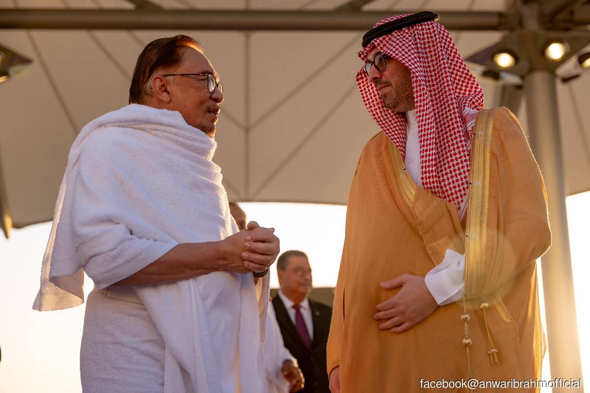 Prime Minister Datuk Seri Anwar Ibrahim (left) with Jeddah Governor Prince Saud bin Abdullah bin Jalawi Al Saud.