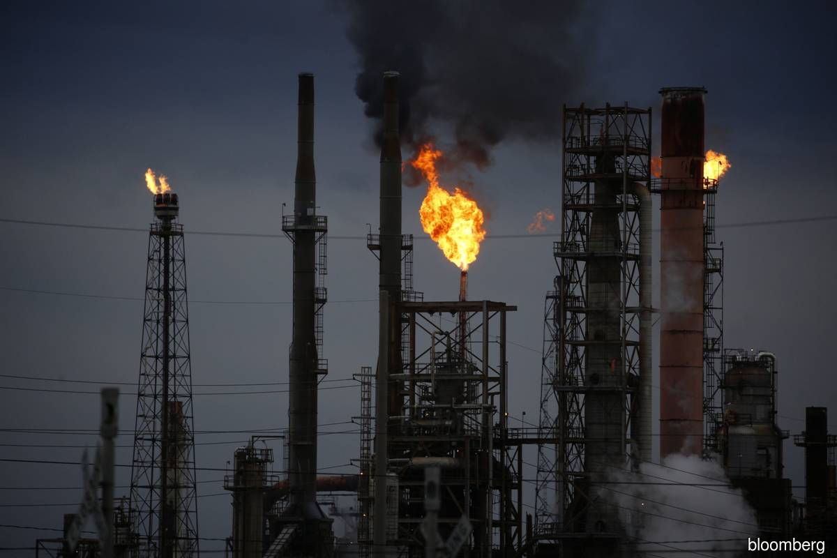 Oil rises as stockpiles at biggest US hub fall to 2014 low