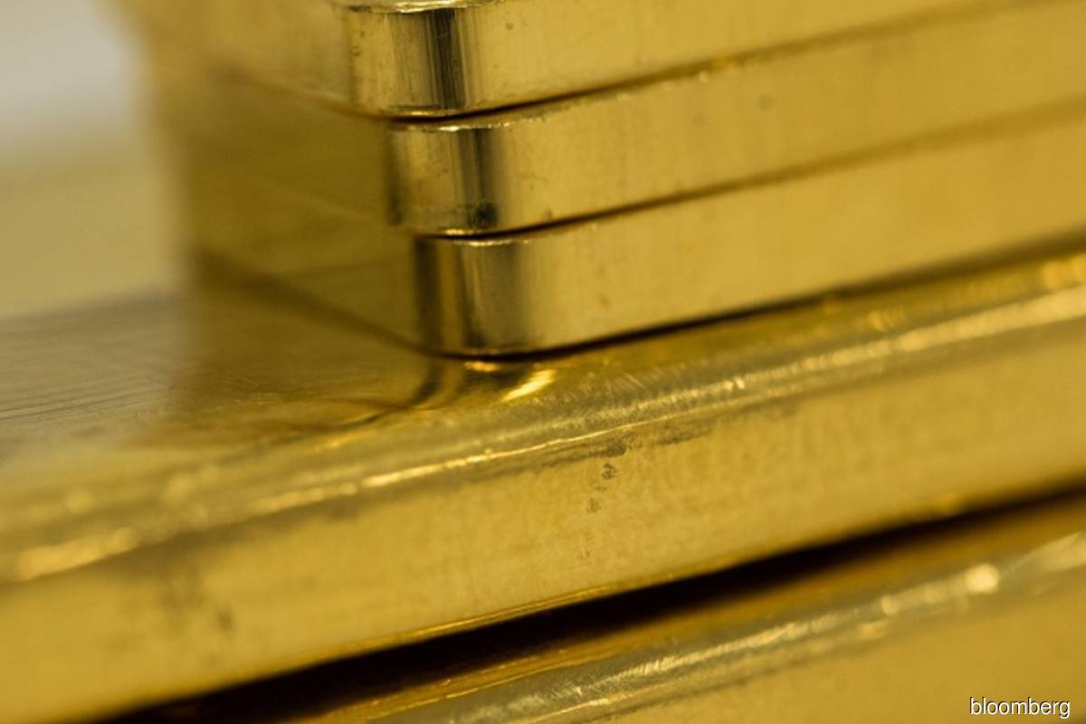 Gold slides to 3-1/2-month low as dollar strength slams demand
