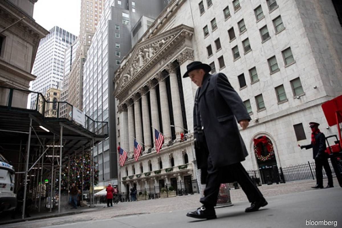 Wall St falls as recession worries resurface