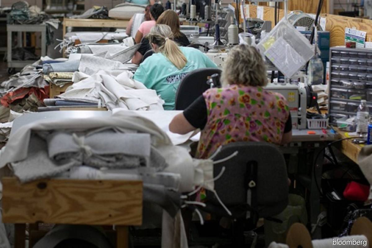 US jobless claims dip below 400,000 for first time in pandemic