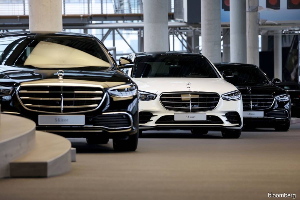 Mercedes sees sales stabilizing at year-end amid chip turmoil