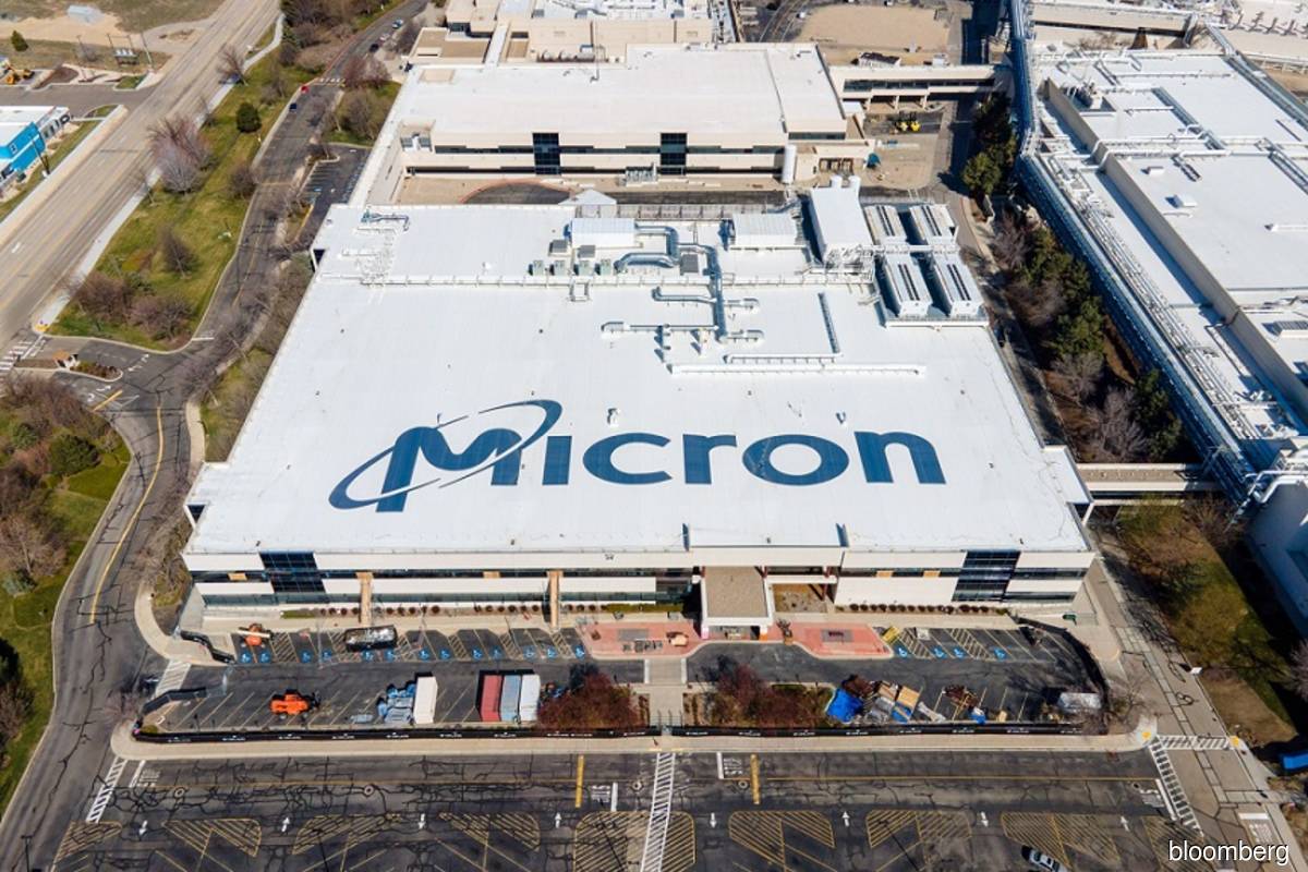 Micron says outlook for 2023 has weakened; shares tumble