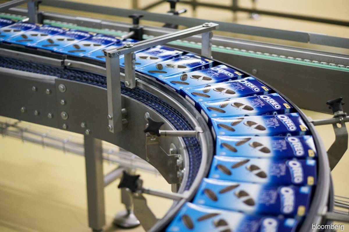 Packets of Oreo biscuits move along a conveyor belt on the production line at the Trostyanets confectionery plant, operated by Mondelez International Inc in Trostyanets, Ukraine on Thursday, April 6, 2017. (Bloomberg filepix)