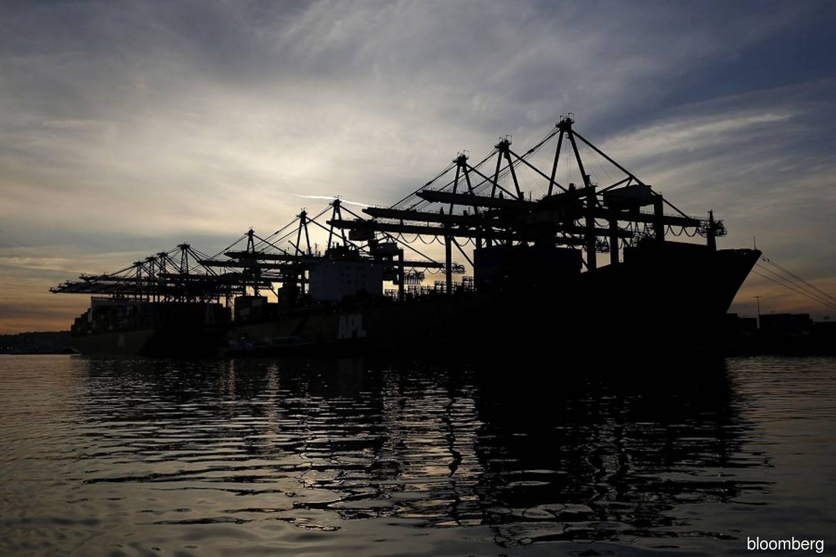 US trade deficit swells to record as goods, oil imports