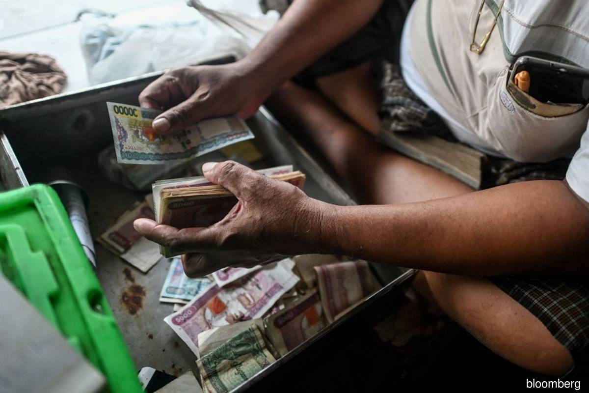 A man counts some kyat (Myanmar currency) in this close-up photo. (Bloomberg filepix)