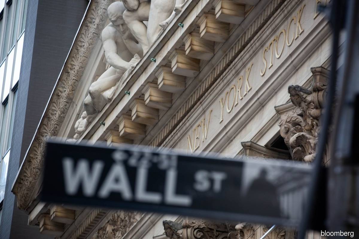 Wall Street bounces back on boost from banks, Apple after volatile week