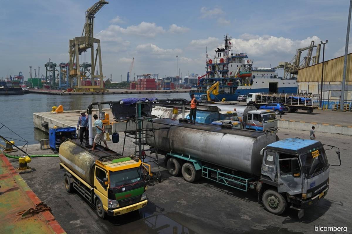 Rupiah nears breach of support with palm oil ban hurting trade