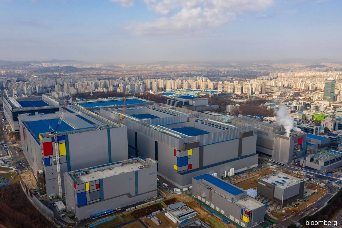 Samsung is first to start mass production of 3-nanometer chips