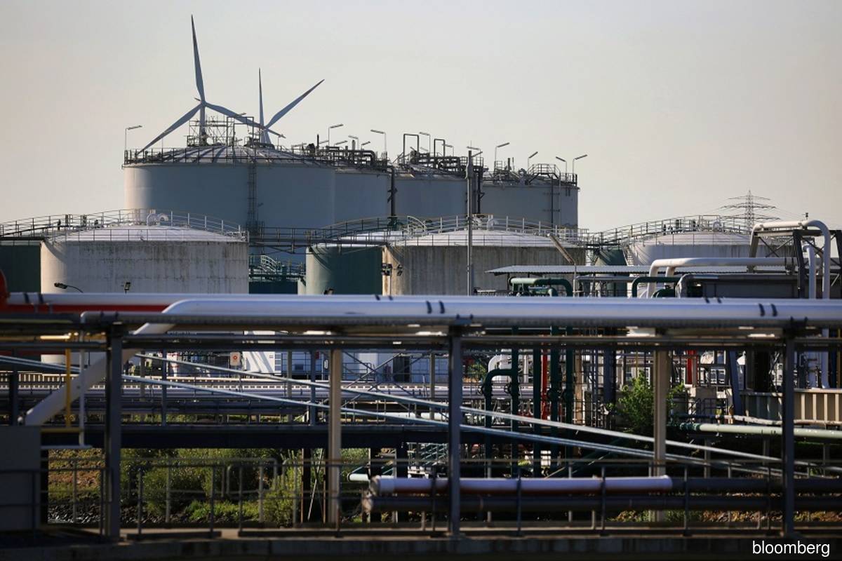 European energy slumps as German gas stores fill ahead of target