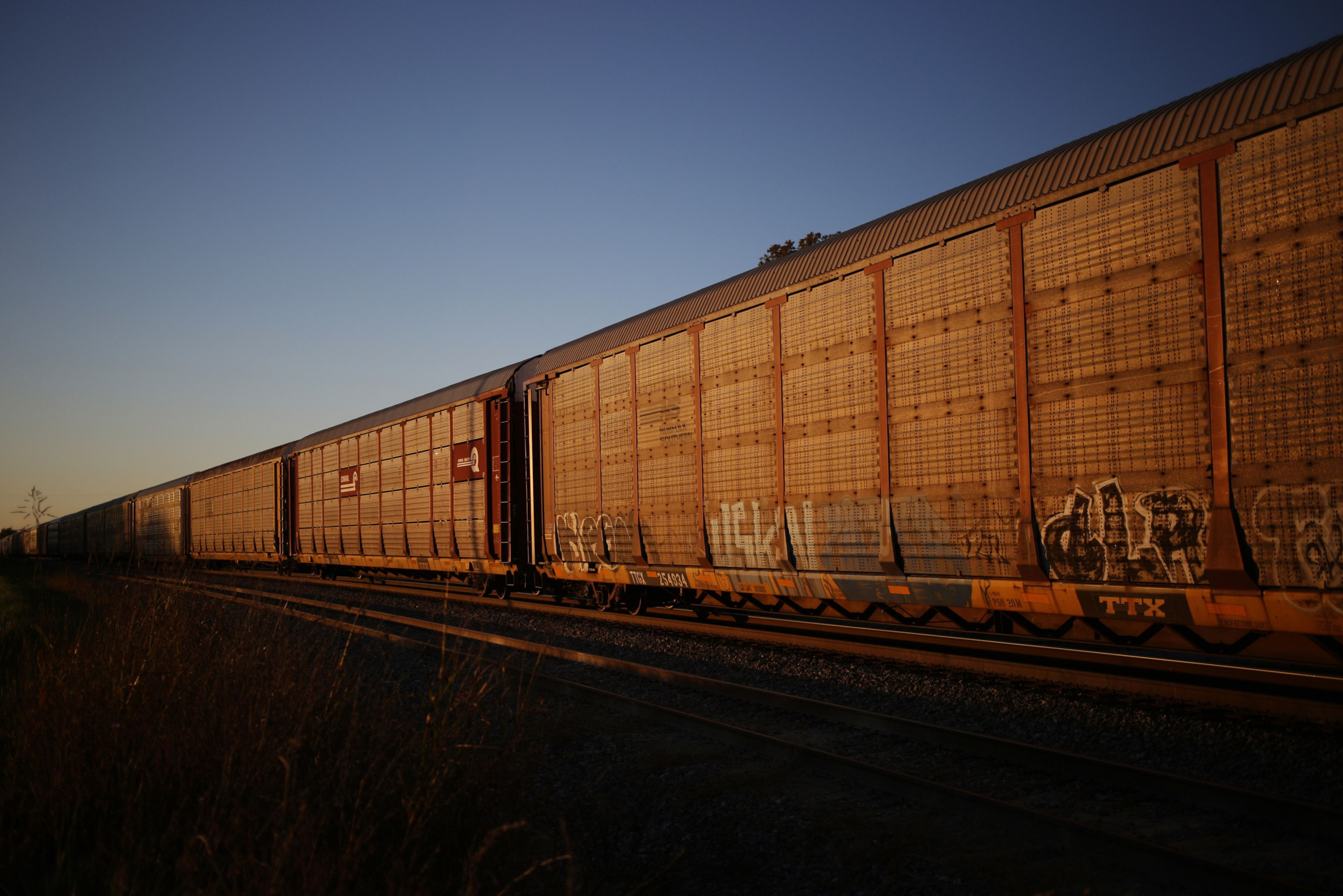 Crop, car shipments set to halt on US rail strike threat