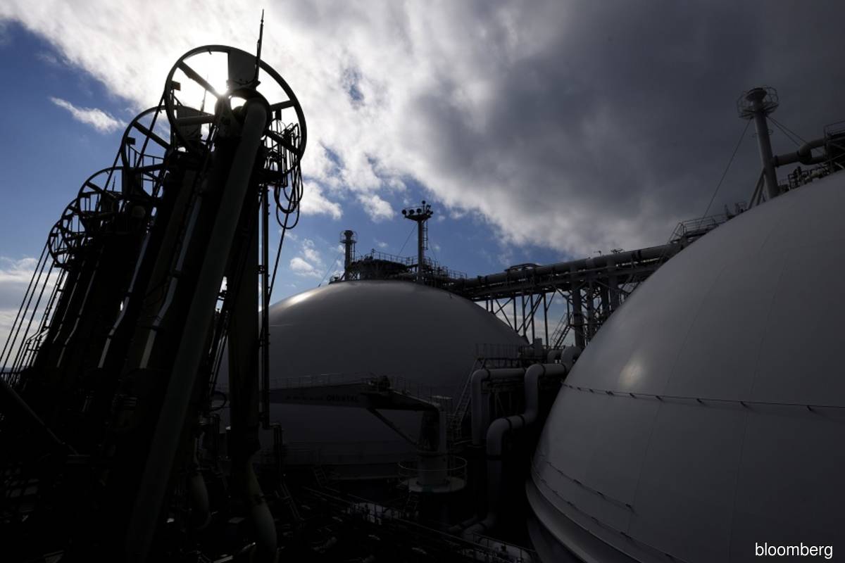 Japan gives up to US$900 mil loan to power producer to buy LNG - The Edge Markets (Picture 1)