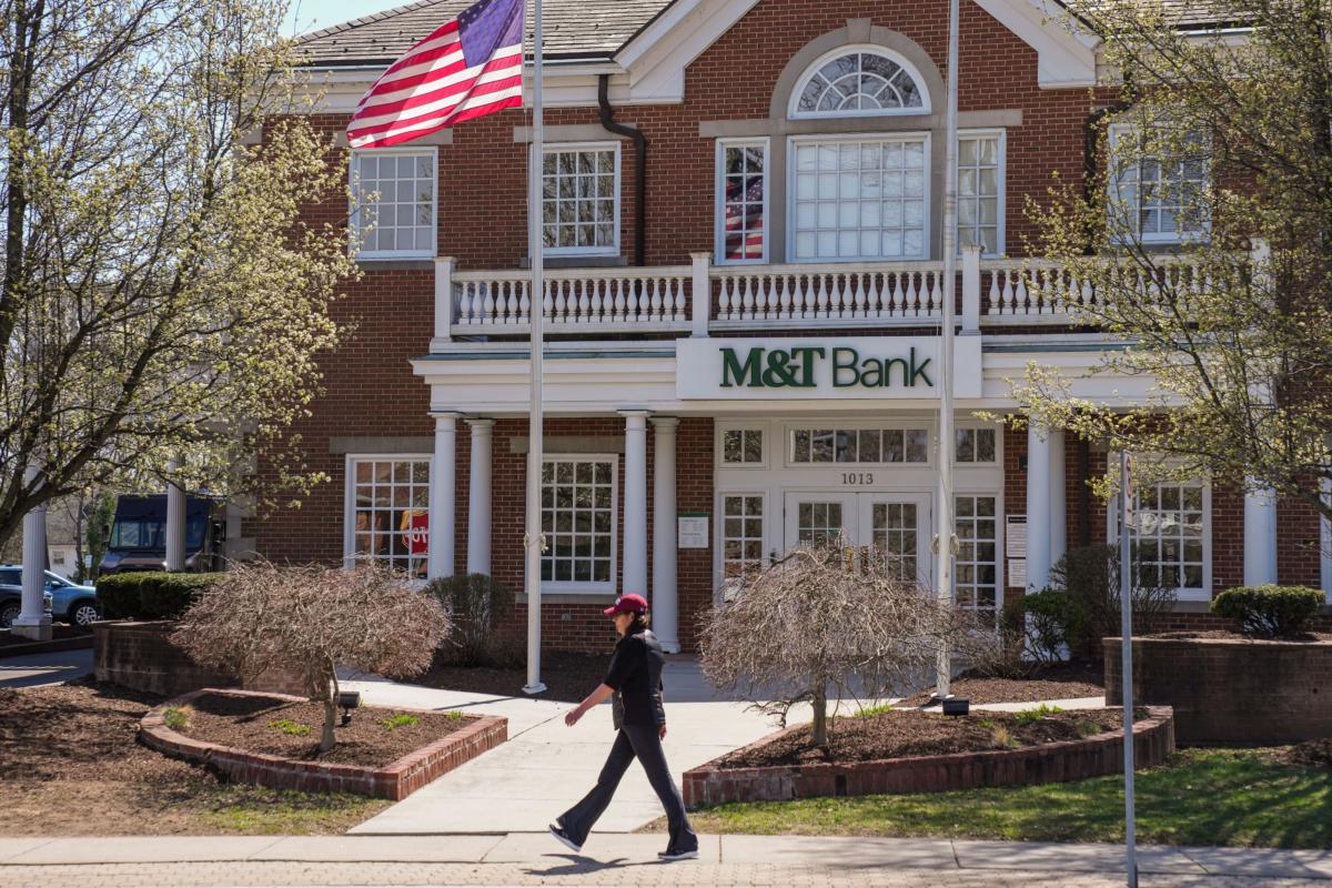 Bond traders to scour bank results for signs of increased stress