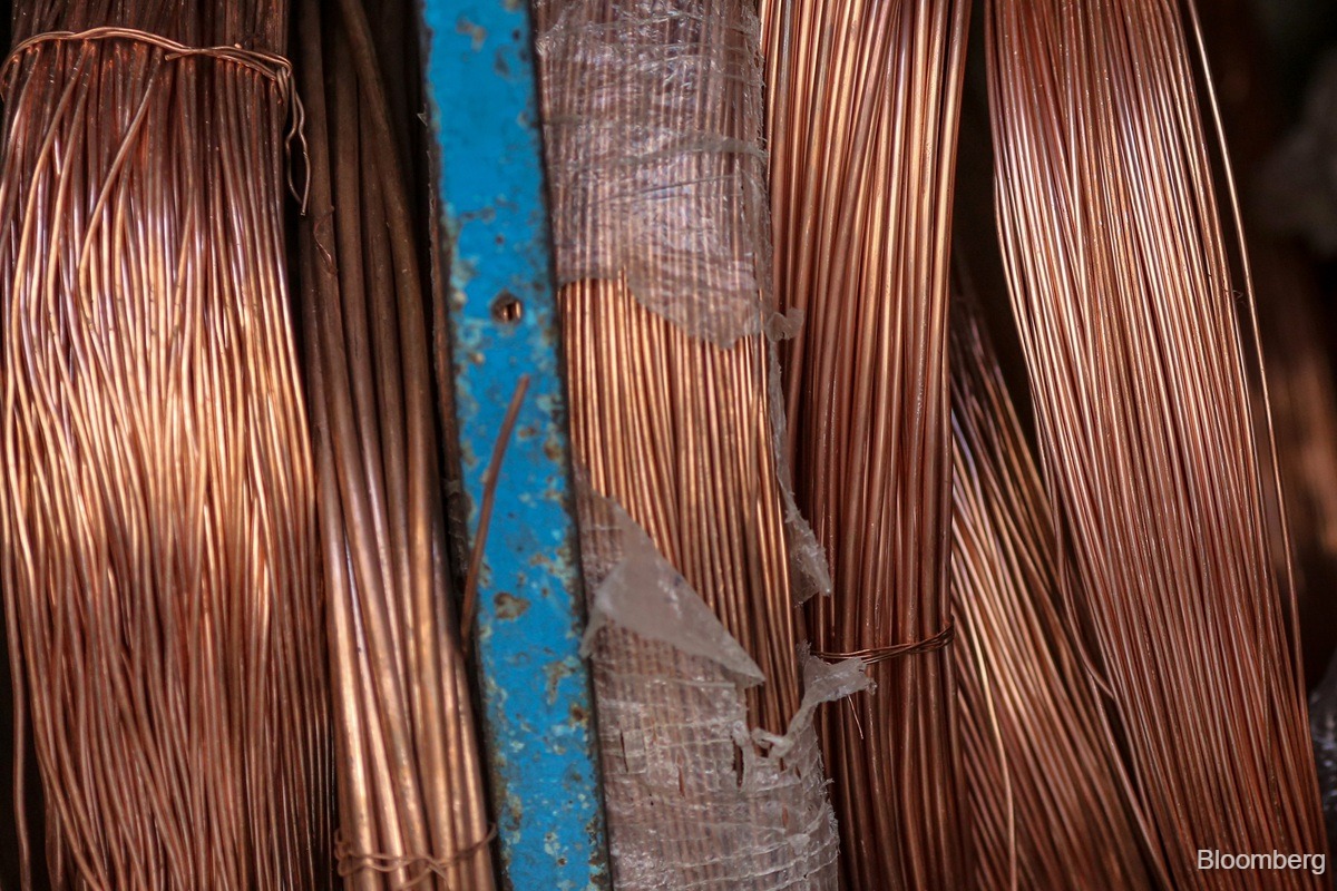 Copper sinks as frenzy in China ebbs at close of turbulent week
