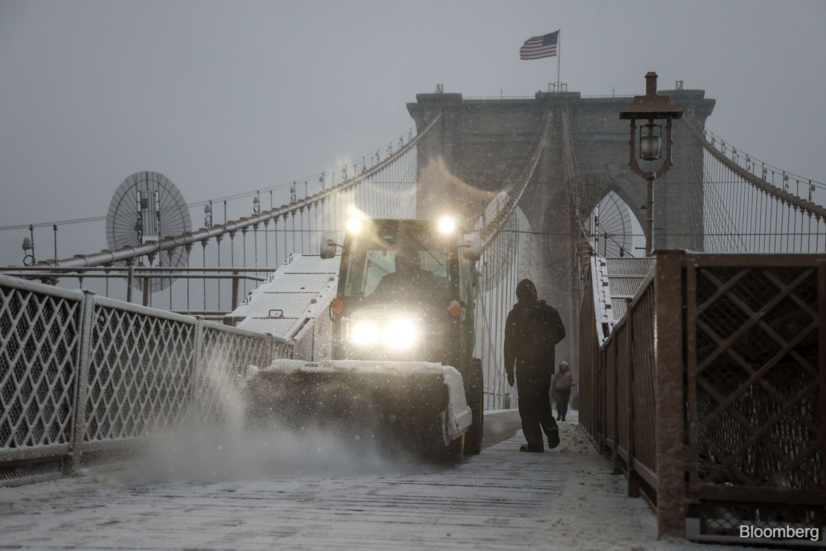 NYC train, air travel disrupted with city bracing for blizzard