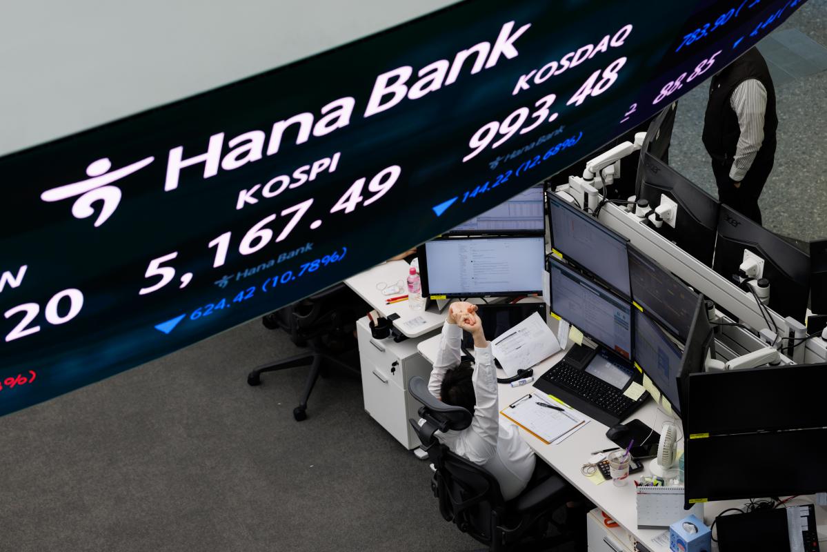 Iran-Led rout tempts dip buyers&rsquo; bets on Asia chip stock rebound