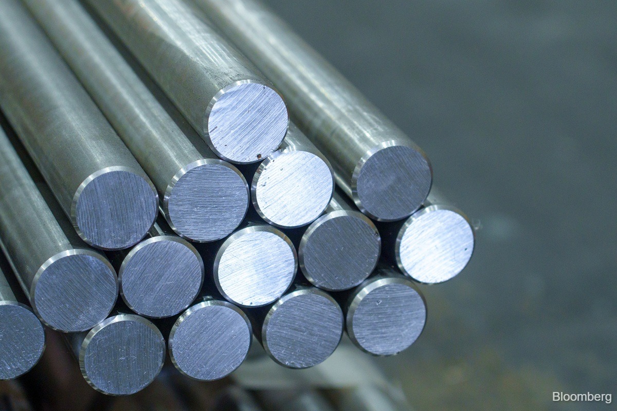 UK to hike steel tariffs, cut import quotas to boost industry